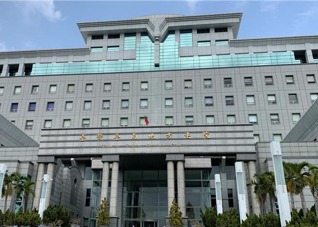 洪姓男子不滿鄰居放的水泥磚影響行車，憤而拿去丟掉而挨告，被台南地方法院判罰3千元。（本報資料照片／郭良傑台南傳真）