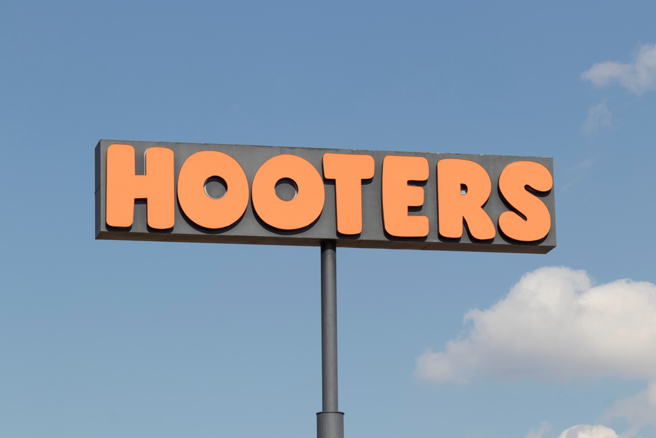 知名美式餐廳Hooters不但開遍全美，在台灣也有多家分店，其中最著名的特色就是性感火辣的美女服務生。（示意圖：shutterstock／達志）
