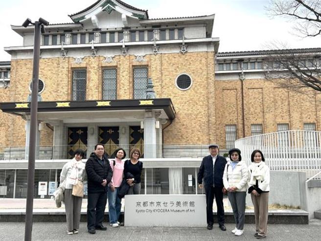 新竹县美术馆建设计画已正式启动，为汲取全球各地大型展馆建筑的规画特色与成功经验，县长杨文科（右三）1日率县府团队参访日本「京都市京瓷美术馆」。（新竹县政府提供／陈育贤新竹传真）