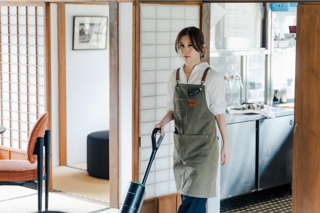 白安首次參加實境節目《嗨！營業中》，擔任服務生。（好看娛樂提供）