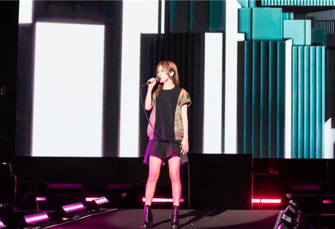 白安日前登高雄櫻花季獻唱多首經典歌曲。（寬寬整合行銷提供）