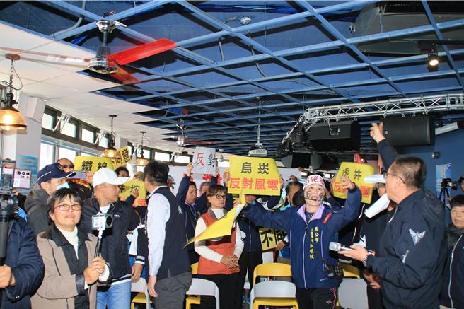 2025年4月1日澎湖縣／風櫃里民1日上午由代表進入澎富能源公司在青灣PIDC澎湖國際潛水中心的公聽會現場內表達抗議後，不簽名離去。（許逸民攝）