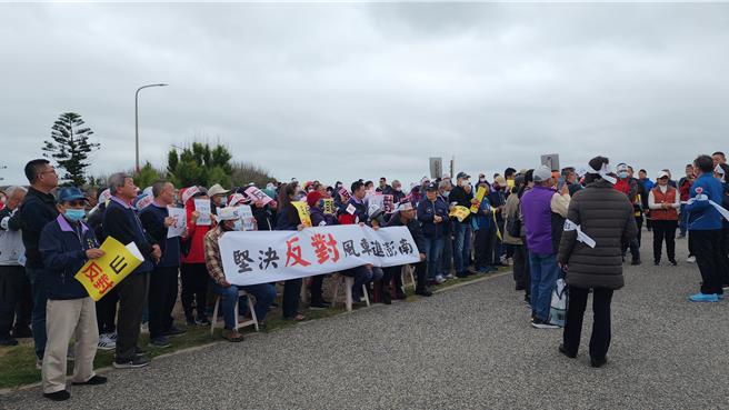 2025年4月1日澎湖縣／風櫃里民1日上午赴澎富能源公司在青灣PIDC澎湖國際潛水中心的公聽會現場外抗議。（許逸民攝）