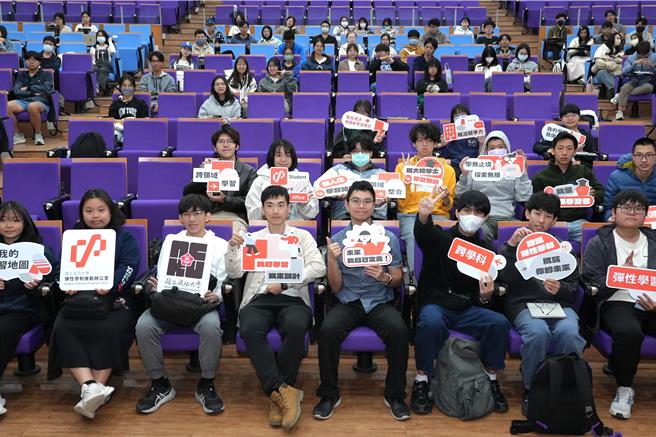 为使学生深入了解学制规画与特色，教务处于 3月 31 日特别举办「跨域弹性学制说明会」，介绍计画愿景、实施方式，并即时回应现场提问。(成大提供)