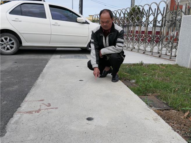 云林县164县道水林乡土厝段拓宽工程，路旁住家指控侧沟到处是裂缝，1日县府交工局强调裂缝是表面裂缝，完工前会要求承包商改善。（张朝欣摄）