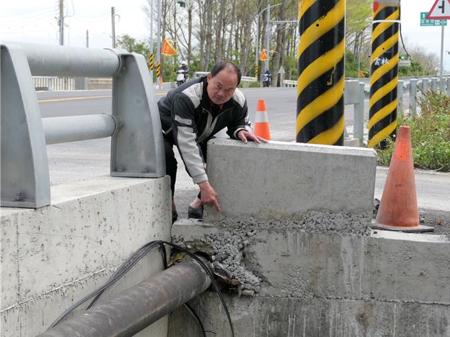 云林县164县道水林乡土厝段拓宽工程，路旁住家指控路旁大排的管线周边竟用纸张、保特瓶回填，1日县府交工局表示会请管线单位改善。（张朝欣摄）