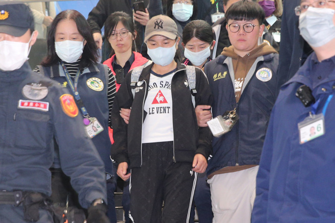 陆配「小微」（见图，中）上午11时25分由移民署官员陪同，12时许抵达将桃园机场，搭乘下午2时10分飞机直飞大陆广州班机；她在桃机时不满大喊「做一个堂堂正正的中国人，我有错吗？我爱家爱国，我有错吗？」（陈麒全摄）