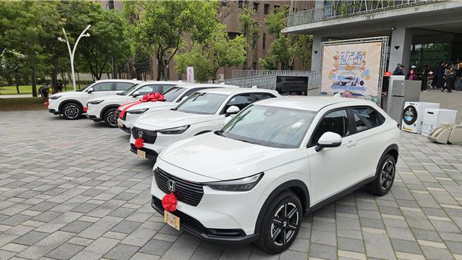 恒春旅游购GO节每个月送出一辆价值约83万元的休旅车，5个月送5辆，只要到恒春半岛6乡镇合作店家住一晚，就有机会抽到汽车一台。（罗琦文摄）