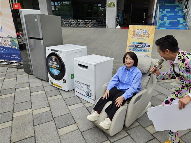 恒春旅游购GO节除了月月送汽车，还有许多家电，屏东县长周春米试坐按摩椅，直呼「我需要这个」。（罗琦文摄）