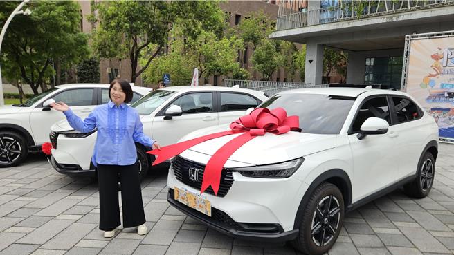 恒春旅游购GO节每个月送出一辆价值约83万元的休旅车，县府也在陆续在恒春半岛举办多项大型活动，屏东县长周春米说，现在来屏南旅游正当时。（罗琦文摄）
