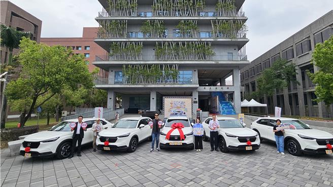 恒春旅游购GO节每个月送出一辆价值约83万元的休旅车，5个月送5辆，只要到恒春半岛6乡镇合作店家住一晚，就有机会抽到汽车一台。（罗琦文摄）