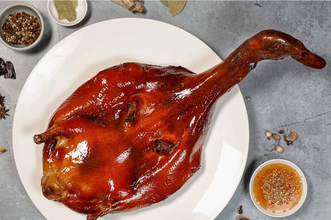 「晶華軒」港籍中餐廚藝總監鄔海明領軍團隊，春季菜單以「春江水暖鴨先知」為發想，推出春鴨料理宴饗饕客。（台北晶華酒店提供）