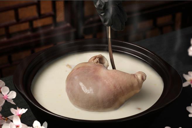 「鳳凰投胎」是源自於清乾隆皇帝時代的手工菜，主廚特別將帶骨雞升級成鴿皇，烹調費工費時，展現廚房團隊「業精於禽」的烹調精神。（台北晶華酒店提供）