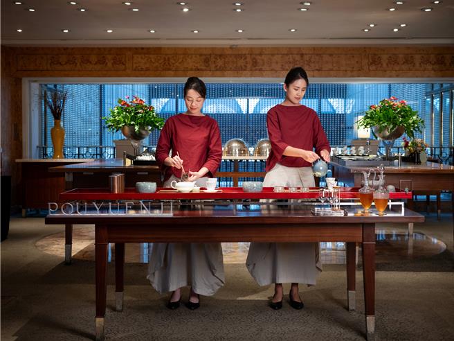 「元‧茶苑」午茶時光，可體驗「寶元紀」專精茶藝服務的元茶師團隊，獻上金達摩生普洱茶等多款經典品牌藏茶。（台北君悅酒店提供）