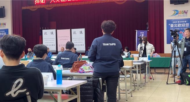 台北市政府日前預告「台北市立殯儀館回饋地方自治條例部分條文草案」，考量懷愛館業務量大幅增加，將影響周邊交通，除增加原本鄰里殯儀館回饋金額，更擴大補助範圍，1日引來大安區近50名里長聯合表示抗議。（温予菱攝）