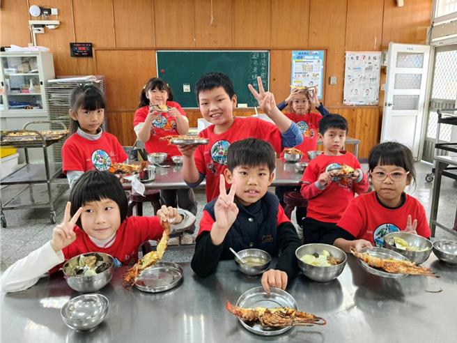 云林县四湖乡南光国小为庆祝儿童节，利用午餐结余款购买38只龙虾，1日让全校70余名师生午餐享用龙虾大餐，实现孩子愿望。（南光国小提供／张朝欣云林传真）