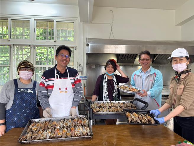 云林县四湖乡南光国小利用午餐结余款购买38只龙虾，1日校长、主任与厨工一起将龙虾切半焗烤，让全校70余名师生午餐享用龙虾大餐。（南光国小提供／张朝欣云林传真）