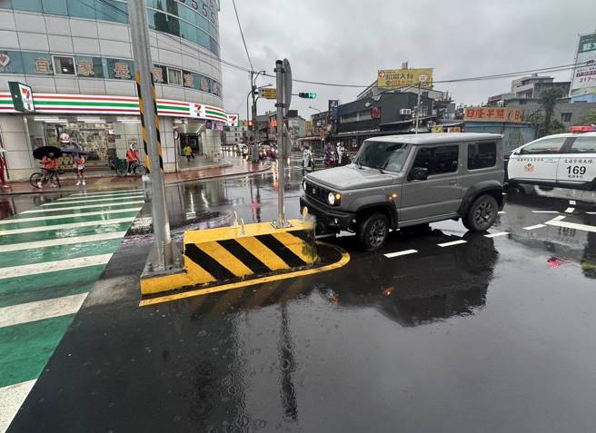 一名王姓男子驾驶自小客车行经经国路与南平路口时，疑似转弯未注意路况，竟直接撞上中央分隔岛，导致车头受损、自己头部轻微擦伤，所幸送医后无大碍。（图警方提供／简铭柱翻摄）