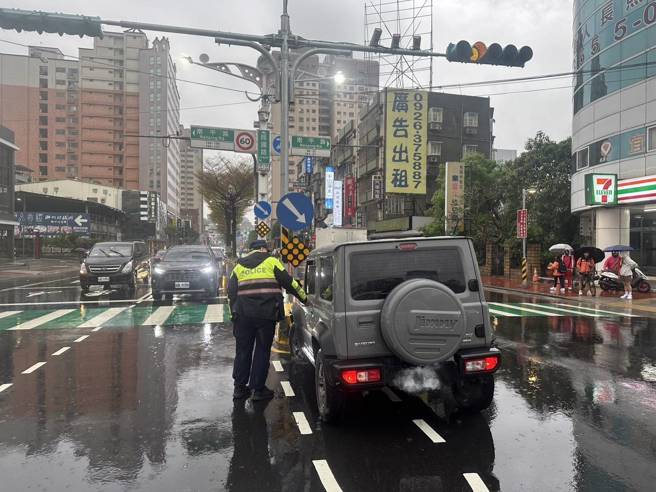 一名王姓男子驾驶自小客车行经经国路与南平路口时，疑似转弯未注意路况，竟直接撞上中央分隔岛，导致车头受损、自己头部轻微擦伤，所幸送医后无大碍。（图警方提供／简铭柱翻摄）