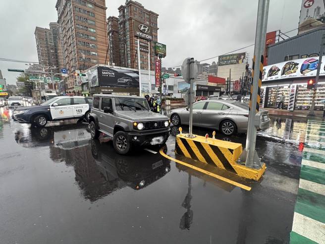 一名王姓男子驾驶自小客车行经经国路与南平路口时，疑似转弯未注意路况，竟直接撞上中央分隔岛，导致车头受损、自己头部轻微擦伤，所幸送医后无大碍。（图警方提供／简铭柱翻摄）