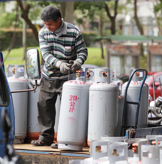 4月份家庭用液化石油气(桶装瓦斯) 每公斤本应调涨0.5元，但配合政府稳定物价政策，价格不调整。（图／报系资料照）