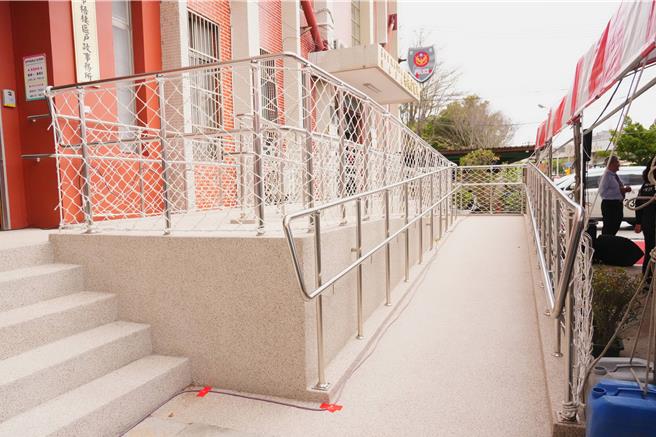梧栖户所同步修缮无障碍坡道。（市府提供／宝智华台中传真）