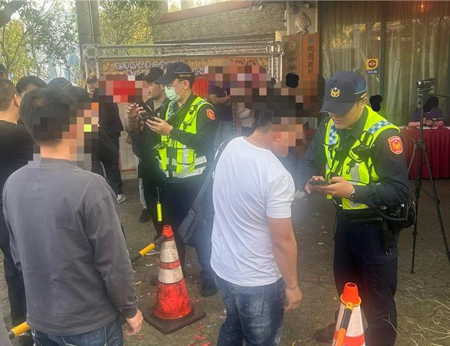 桃园市3月28日起雷霆除暴专案累计出动逾2200名警力、临检场所498处、重要道路154处，共查获各类刑案743件820人，其中非法枪械5件5人枪枝2枝、毒品55件57人、组织犯罪2件4人、诈欺犯罪229件248人、其他刑案326件362人等，成效辉煌。（警方提供）