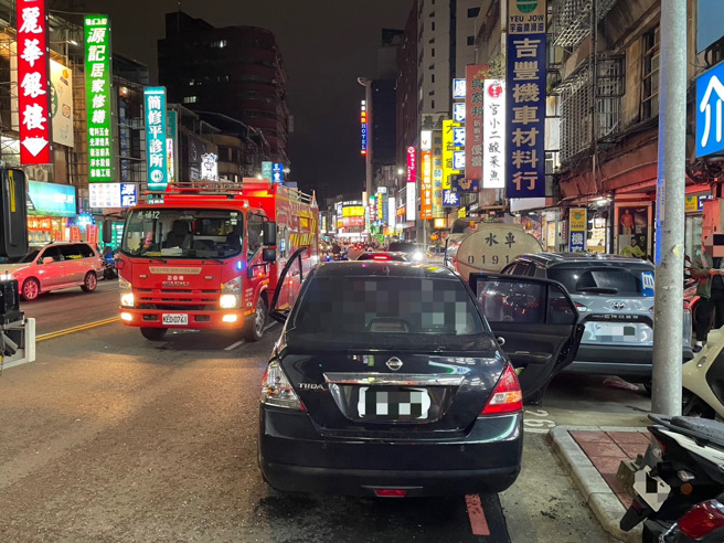 货车驾驶打瞌睡撞对向车辆，一名女子双腿骨折送医命危，现场共20车遭受波及。（翻摄画面）