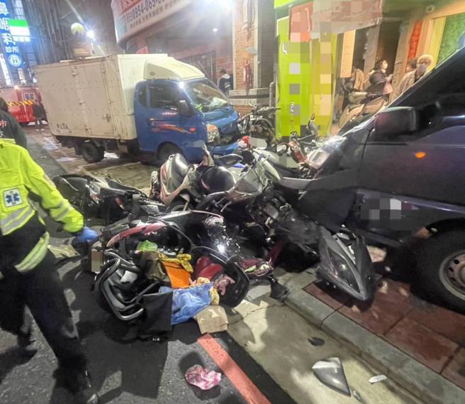 货车驾驶打瞌睡撞对向车辆，一名女子双腿骨折送医命危，现场共20车遭受波及。（翻摄画面）