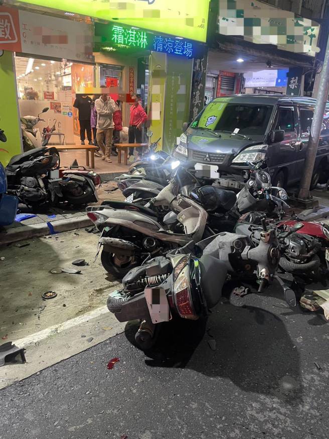 货车驾驶打瞌睡撞对向车辆，一名女子双腿骨折送医命危，现场共20车遭受波及。（翻摄画面）