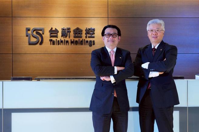 台新金控与新光金控合併记者会。左起为新光金控总经理陈恩光、台新金控总经理林维俊。图／台新金控提供