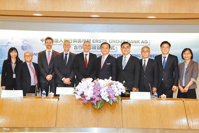 奥地利Erste Group Bank AG董事暨财务长Mr.Stefan Dorfler（左五）、香港分行董事长Mr.Oliver Hoffmann（左四）、与中输银理事主席戴灯山（右五）、总经理谢富华（右四）及经营团队会中合影。图／中输银提供