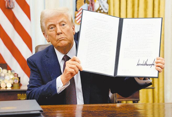 专家认为，美国总统川普的关税政策或许不会解放美国，反而会损害美国经济。（路透）