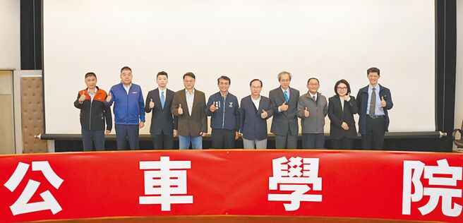 台北市公车公会成立「公车学院」3月31日开训，首堂课邀请专家、学者教授年资未满1年的新进驾驶「防御驾驶」观念。（台北市交通局提供／谢佳君台北传真）