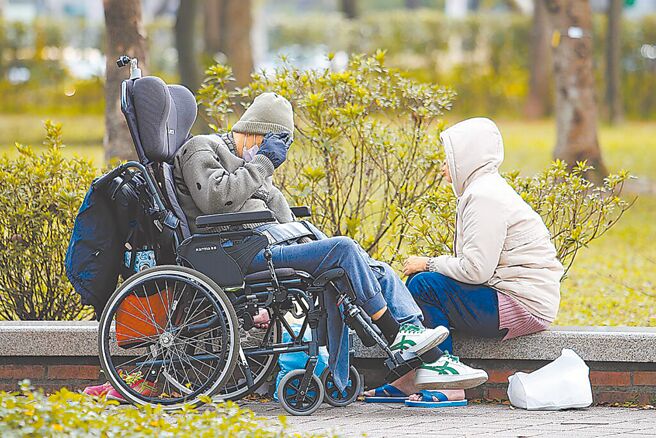 劳动部研拟多元陪伴（钟点移工）计画，预计3月底上路，但民团指出该计画缺失多，不应仓促上路，对此劳动部也拍板延后至清明连假后实施。（报系资料照片）