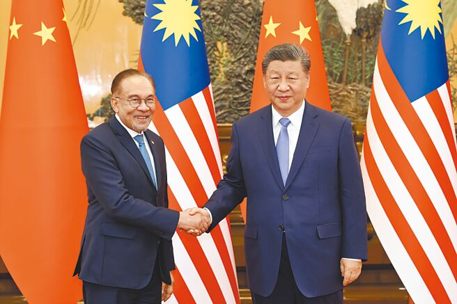 中國國家主席習近平預計4月中旬出訪訪問越南、馬來西亞和柬埔寨。圖為2024年11月，習近平在北京會見馬來西亞首相安華。（中新社）