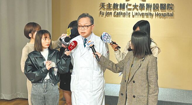 天主教輔仁大學附設醫院行政副院長龔家騏3月31日出面受訪，說明消防演練發生墜落意外的始末。（輔大醫院提供／呂健豪新北傳真）