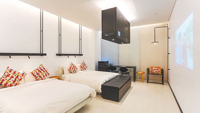 全家入住小画家主题之「光影客房」，房内备有投影机可飙玩电动或收看影音。（台南老爷行旅提供）