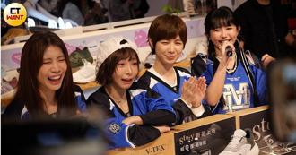 直擊》億級男友充當拍照工具人 遭溫妮「跺腳狠瞪」不敢說話