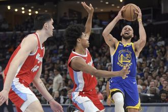 NBA》柯瑞12顆三分球狂飆52分 勇士射倒灰熊攀上西區第5