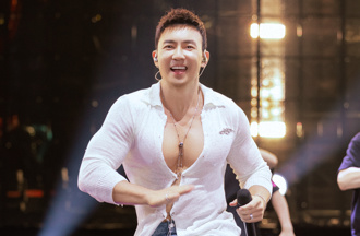 劉畊宏直播破10萬遭強制中斷！ 疑太大包「穿著誘惑」嚇壞平台