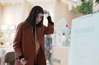 賈靜雯赴陸拍戲「開場慘被砸雞蛋」 吐心聲：不建議嘗試