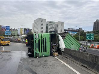國道1號桃園交流道大貨車側翻撞  貨櫃掉落一旁