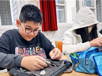 兒童節前夕新北考古進校園 學童體驗史前工藝製箭簇