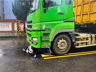 桃園驚悚車禍！曳引車疑似線死角撞待轉機車騎士