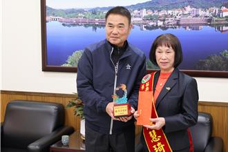 苗栗餐飲工會理事長獲選全國模範勞工 縣長接見表揚