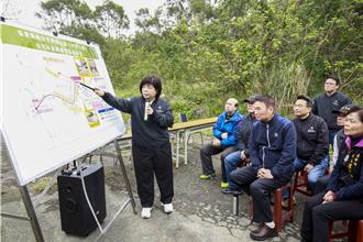 頭份四季山莊道路損壞 鍾東錦會勘啟動修繕工程