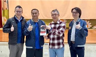 張泰山贈新街國小少棒隊自傳 勉勵棒球跟課業都要兼顧