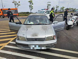 77歲男駕駛遇警攔查心虛逃 遭警圍捕破窗拖下車逮捕