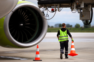 影》太想红！男爬飞机「发动机扇叶」拍片遭逮 法官：蠢爆！